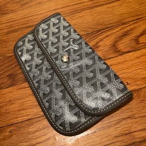 Goyard pouch only! It’s from my tote I’ve never used it.. 100% Authentic 🥰